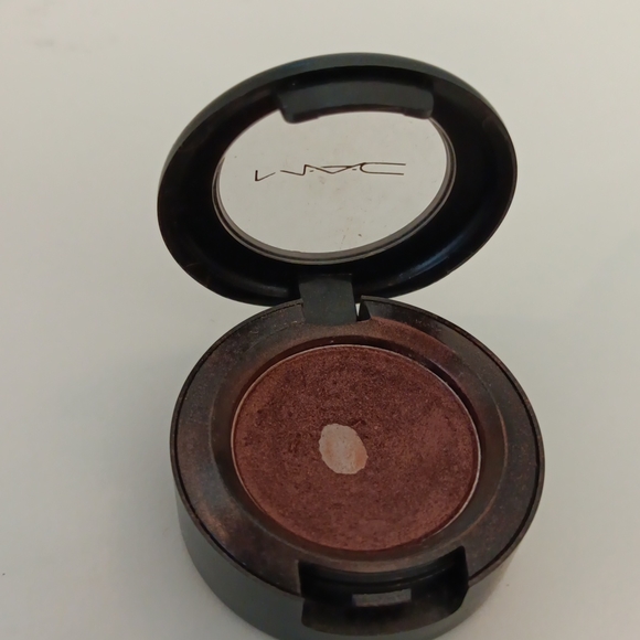 Mac Veluxe Pearl Eyeshadow in Star Violet - Picture 2 of 6